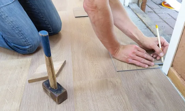 Jak wyrównać podłogę pod panele?
